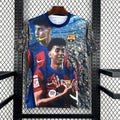Maillot 24/25 du FC Barcelone Yamal, modèle spécial, avec le logo du club et détails en bleu et rouge.
