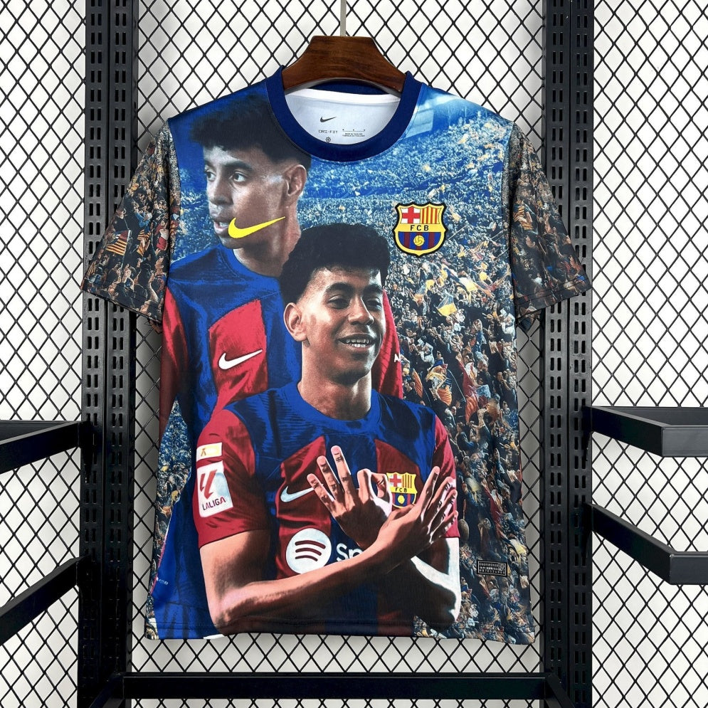 Maillot 24/25 du FC Barcelone Yamal, modèle spécial, avec le logo du club et détails en bleu et rouge.