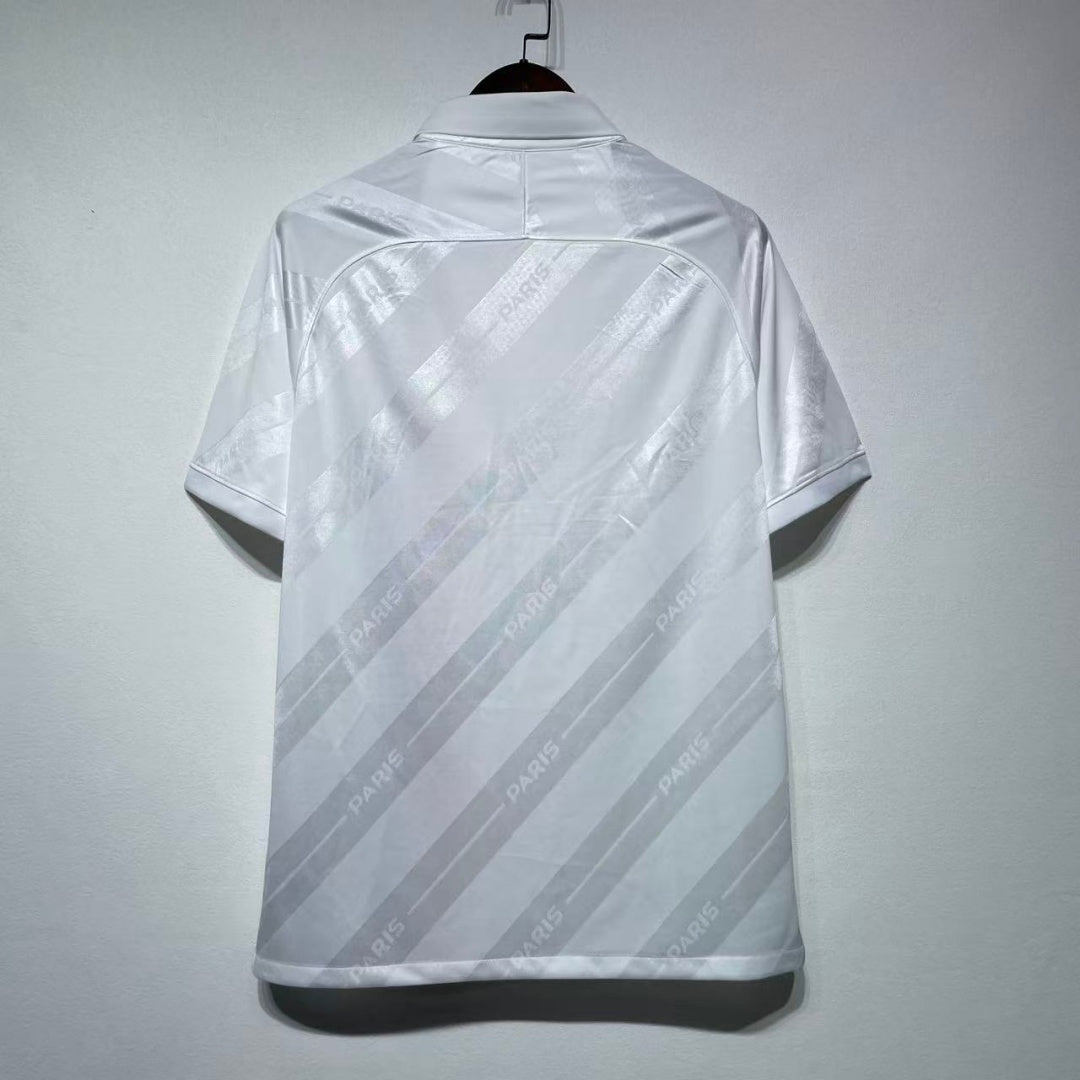 Maillot extérieur rétro PSG 2019-2020 Le 12 -ème Maillot, maillot de football bleu avec logo et détails rétro.