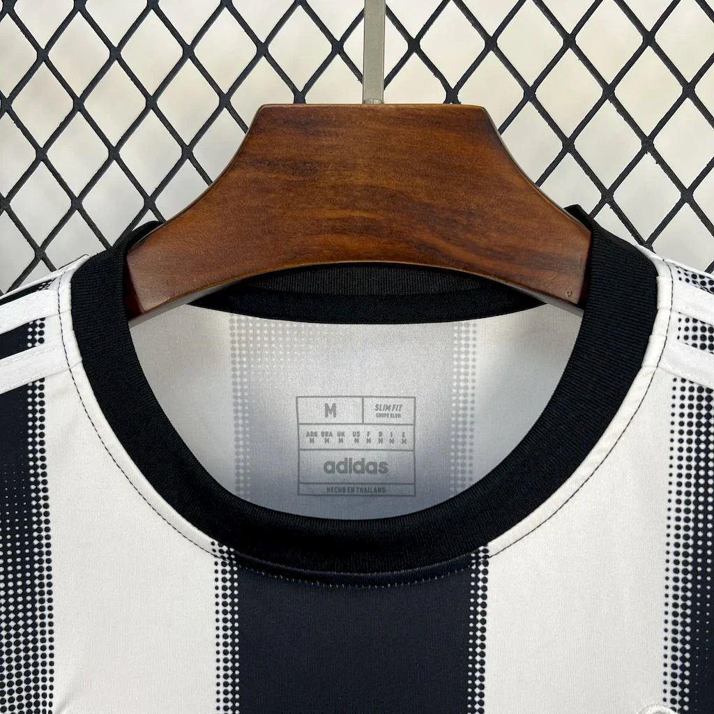 Maillot Newcastle 2025-26 Le 12 -ème Maillot, maillot de football avec logo et détails du design du club.