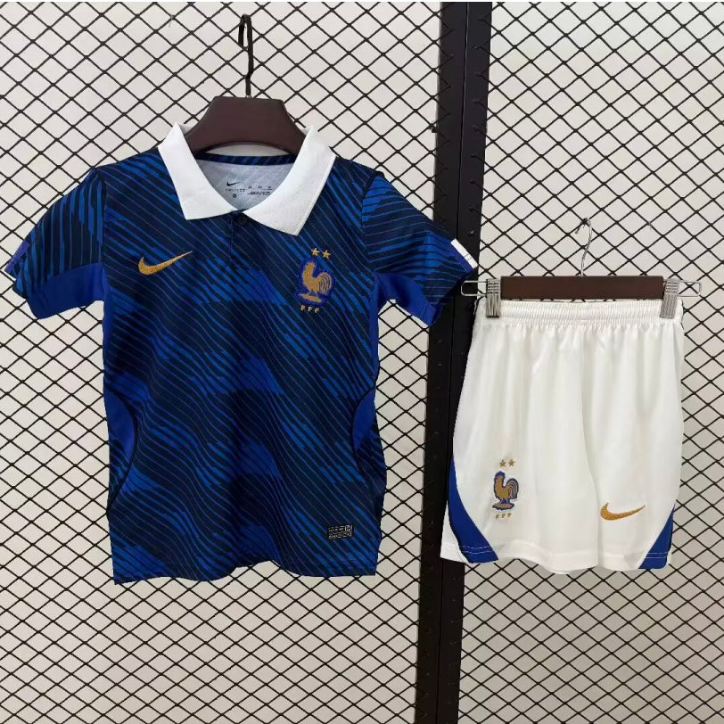 Ensemble pour enfant France de la marque Le 12 -ème Maillot, comprenant un maillot et un pantalon colorés.
