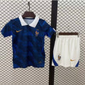 Ensemble pour enfant France de la marque Le 12 -ème Maillot, comprenant un maillot et un pantalon colorés.
