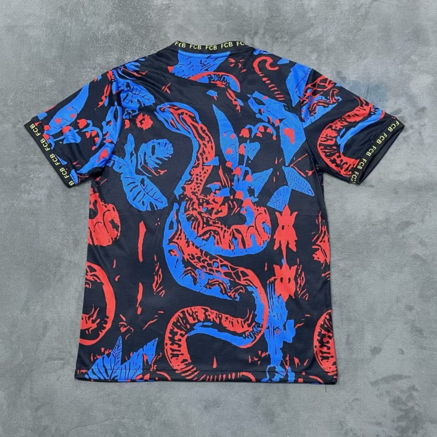 Maillot de football Barcelone 24/25, modèle spécial femme, par la marque Le 12 -ème, avec logo et design coloré.