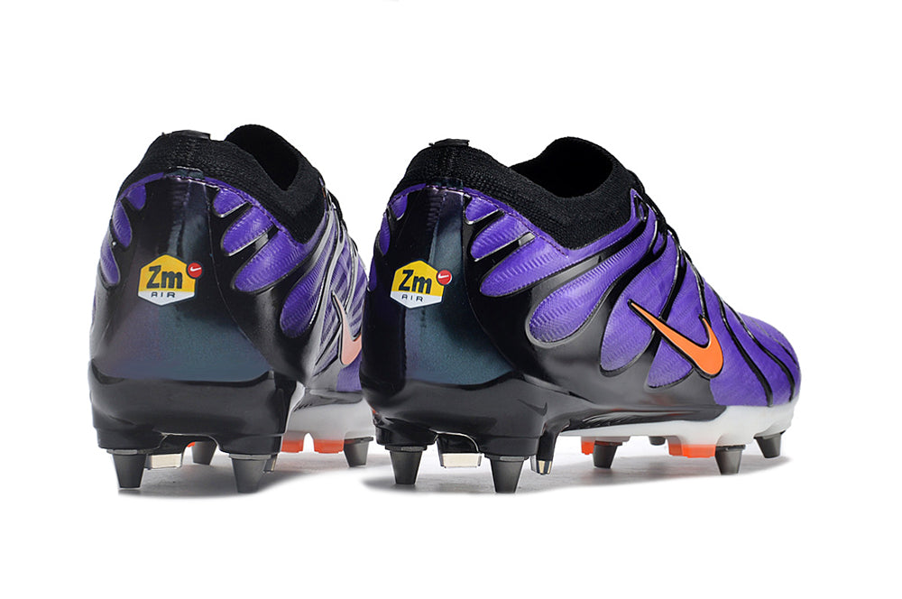 Crampons Mercurial Vapor XV Elite de Le 12 -ème Maillot, vue des chaussures avec crampons en acier pour football.