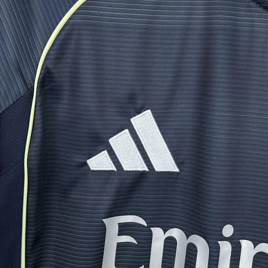 Maillot manches longues Real Madrid 2025-26 Le 12 -ème Maillot, maillot de football blanc avec logo du club.