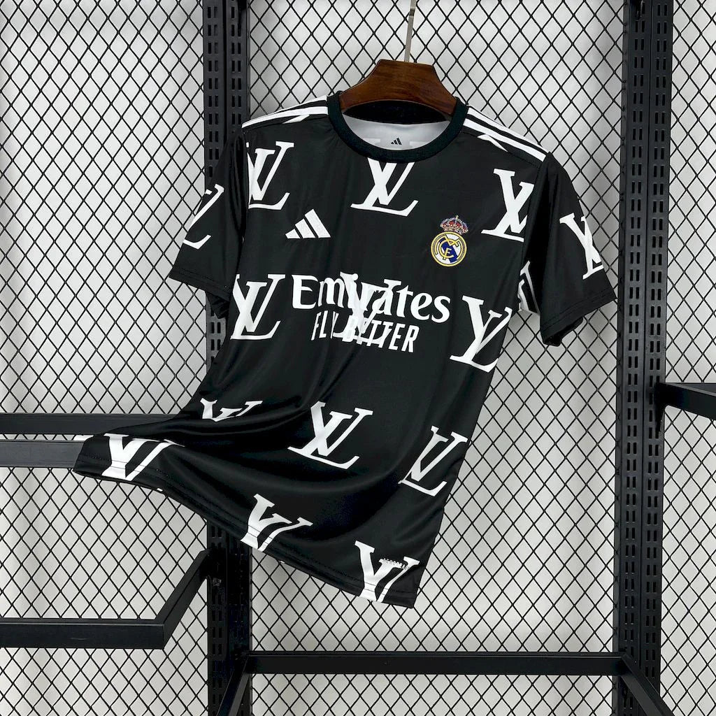 Maillot concept du Real Madrid 2025-26, maillot de football signé Le 12 -ème Maillot, avec design innovant et logo officiel.