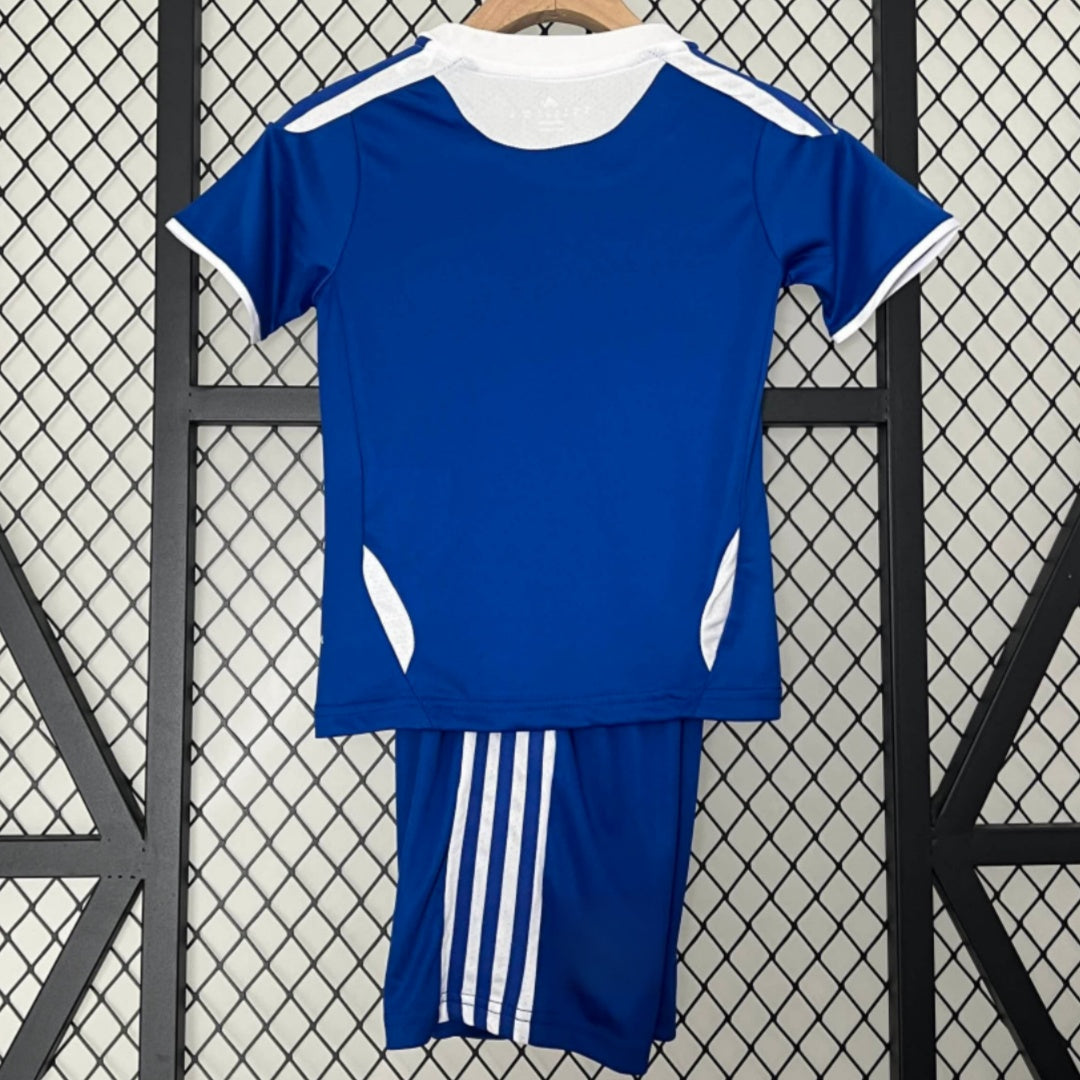 Ensemble enfant Chelsea domicile rétro 2011-2012, maillot et shorts, marque Le 12 -ème Maillot, couleurs traditionnelles.