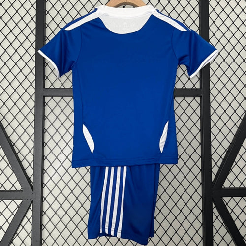 Ensemble enfant Chelsea domicile rétro 2011-2012, maillot et shorts, marque Le 12 -ème Maillot, couleurs traditionnelles.