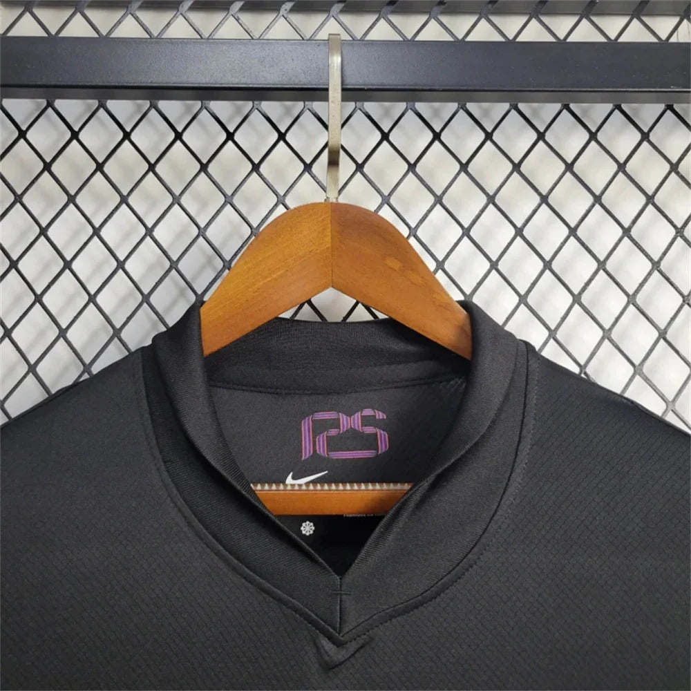 Maillot à manches longues Le 12 -ème Barcelone 24-25, maillot de football avec logo de Barcelone visible sur le devant.