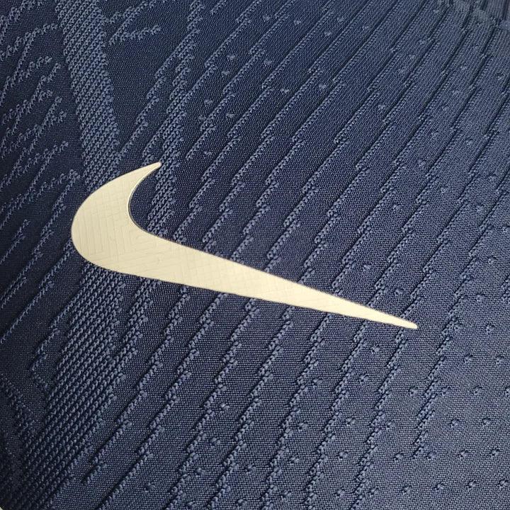 Maillot de football Le 12 -ème Maillot Paris 2023 2024, devant avec logo et design coloré, sur fond neutre.