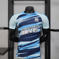 Maillot de football Marseille 25/26 Le 12 -ème Maillot, design spécial pour joueur C, en tissu bleu avec logo et détails blancs.