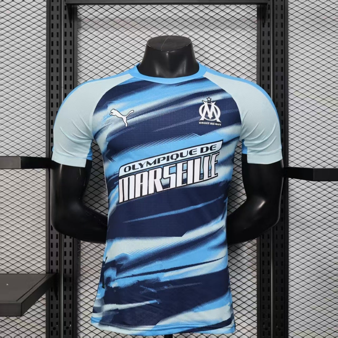 Maillot de football Marseille 25/26 Le 12 -ème Maillot, design spécial pour joueur C, en tissu bleu avec logo et détails blancs.