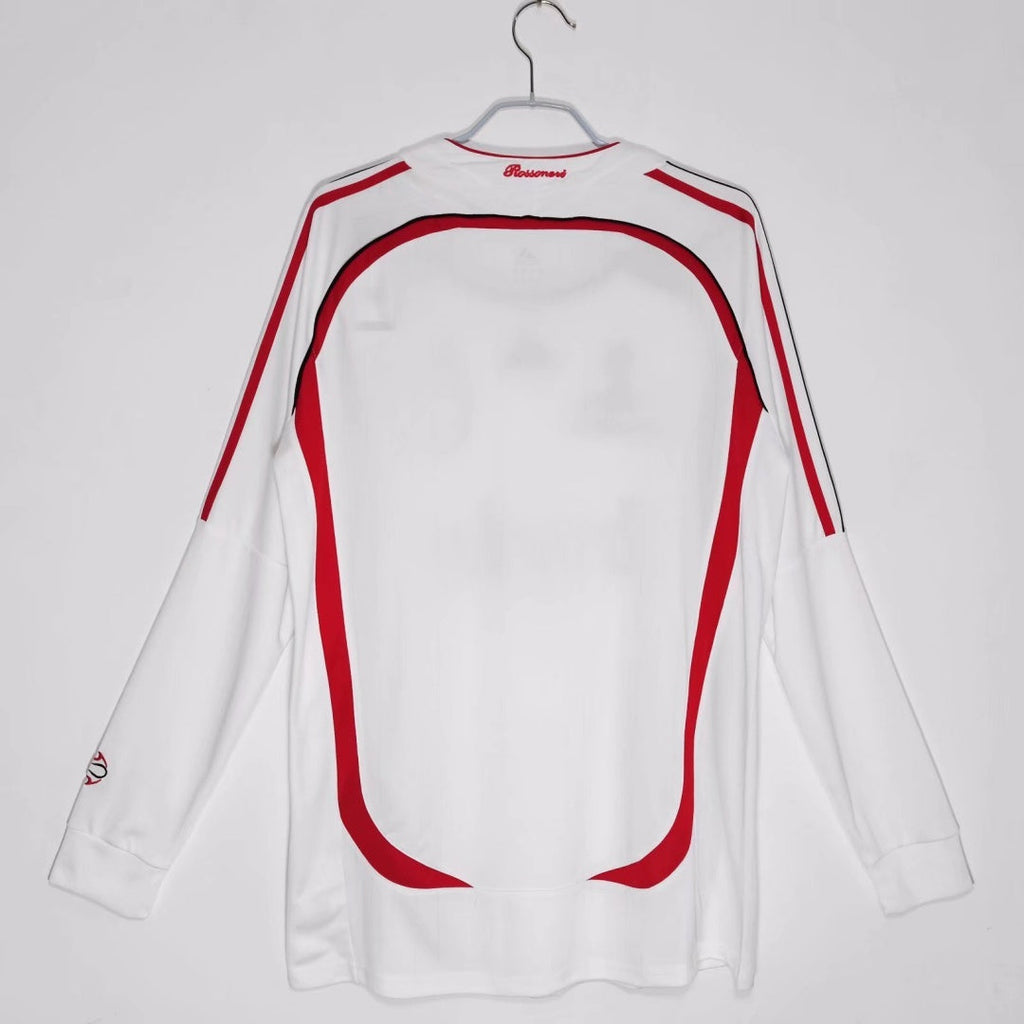 Maillot extérieur rétro AC Milan 2006-2007 à manches longues, modèle Le 12-ème Maillot, logo et design vintage visibles.