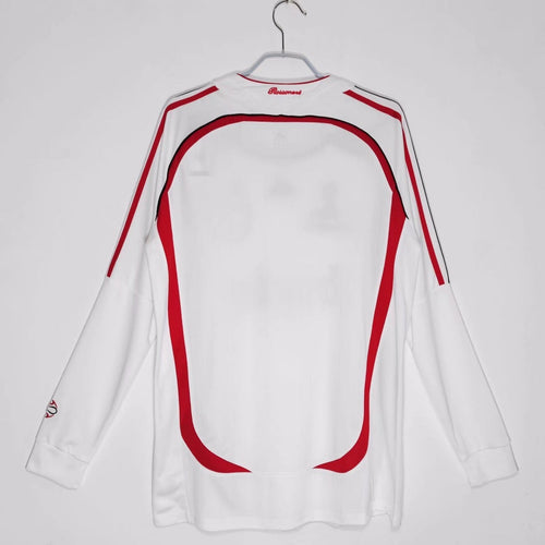 Maillot extérieur rétro AC Milan 2006-2007 à manches longues, modèle Le 12-ème Maillot, logo et design vintage visibles.