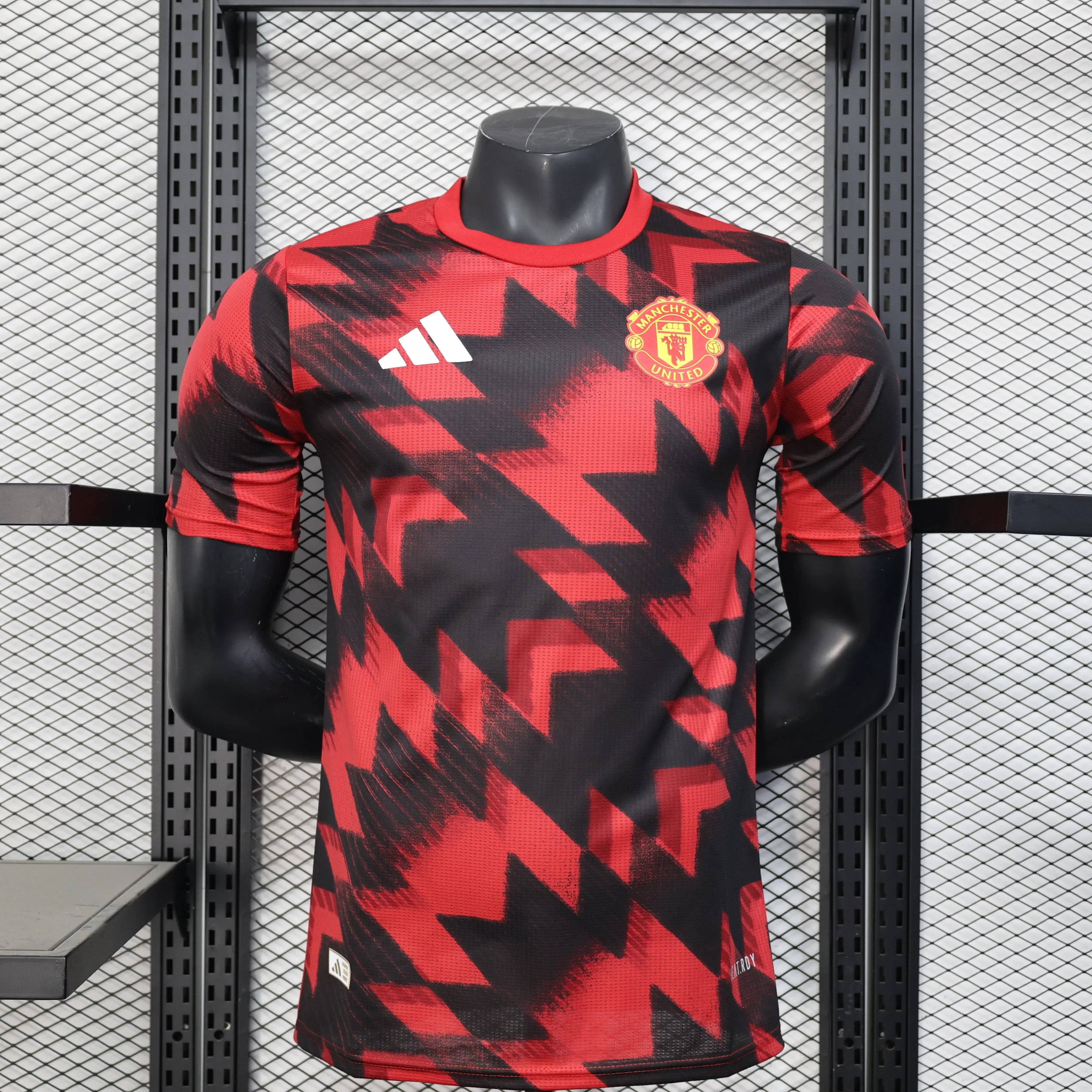 Maillot d'entraînement Manchester United 2025-26, marque Le 12 -ème Maillot, vue de face avec logo et design sportif.