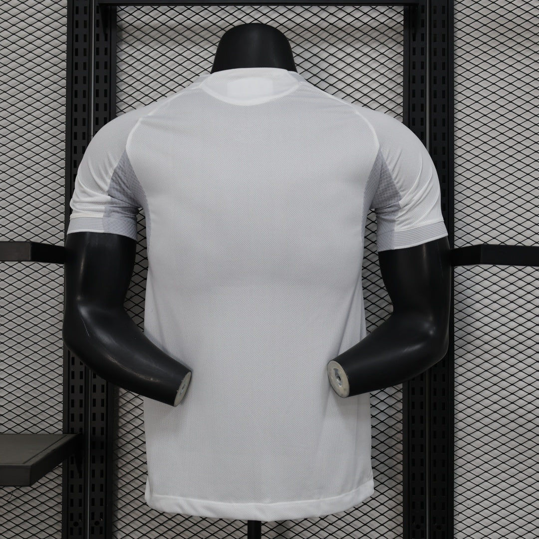 Maillot domicile Real Madrid 25/26 de joueur, marque Le 12 -ème Maillot, avec logo du club et design officiel.