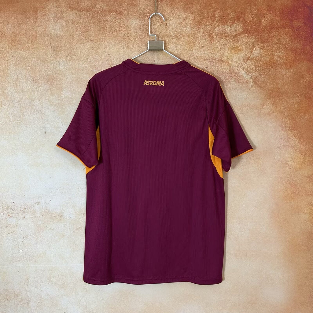Maillot domicile AS Roma 25/26 Le 12-ème Maillot, maillot de football rouge avec logo de l'équipe et détails du sponsor.