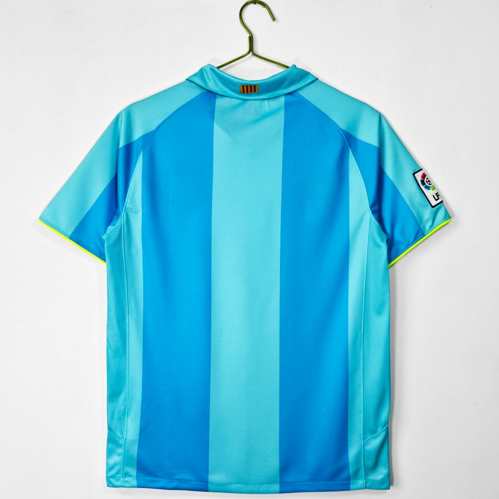 Maillot extérieur rétro du FC Barcelone 2007-2008, marque Le 12, avec logo et design classique visible sur le maillot.