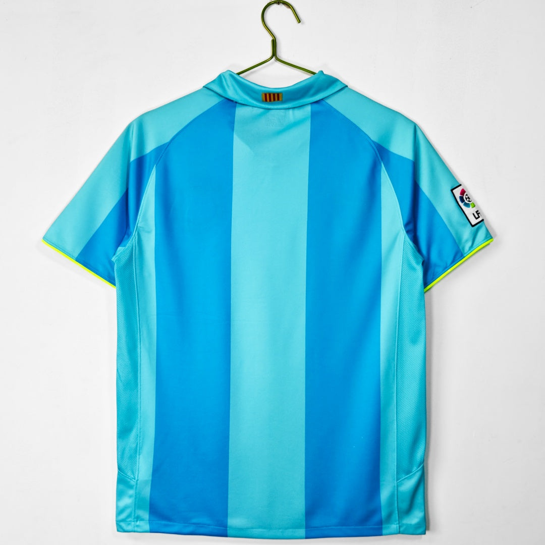 Maillot extérieur rétro du FC Barcelone 2007-2008, marque Le 12, avec logo et design classique visible sur le maillot.