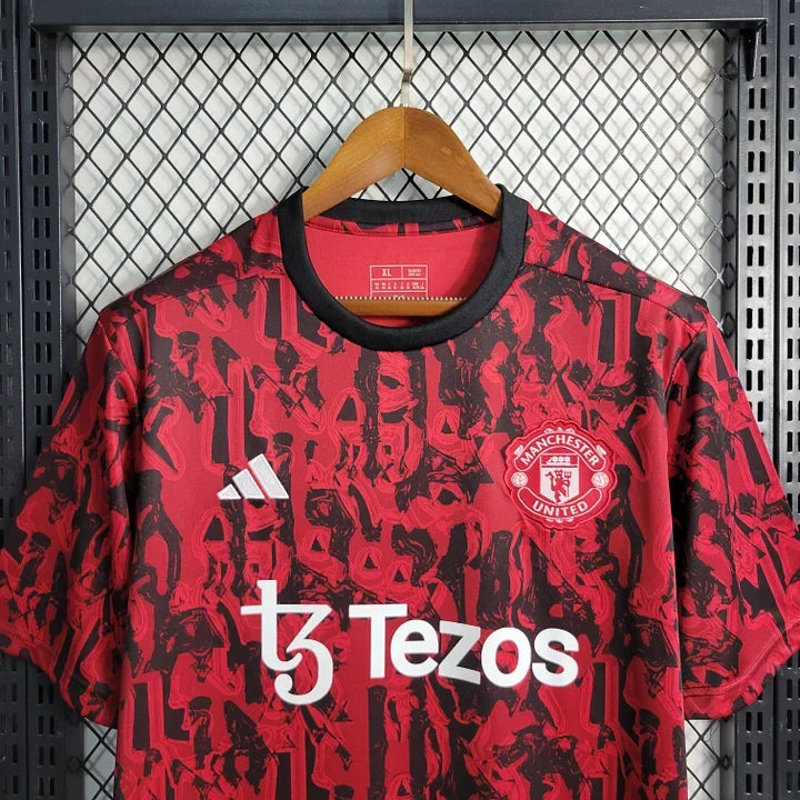 Maillot Manchester United 2023 2024 de Le 12-ème Maillot, vue de face avec logo et détails du design rouge et blanc.