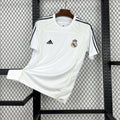 Maillot Real Madrid 2025-26 Le 12 -ème Maillot, maillot de football blanc avec logo du club et détails bleus.