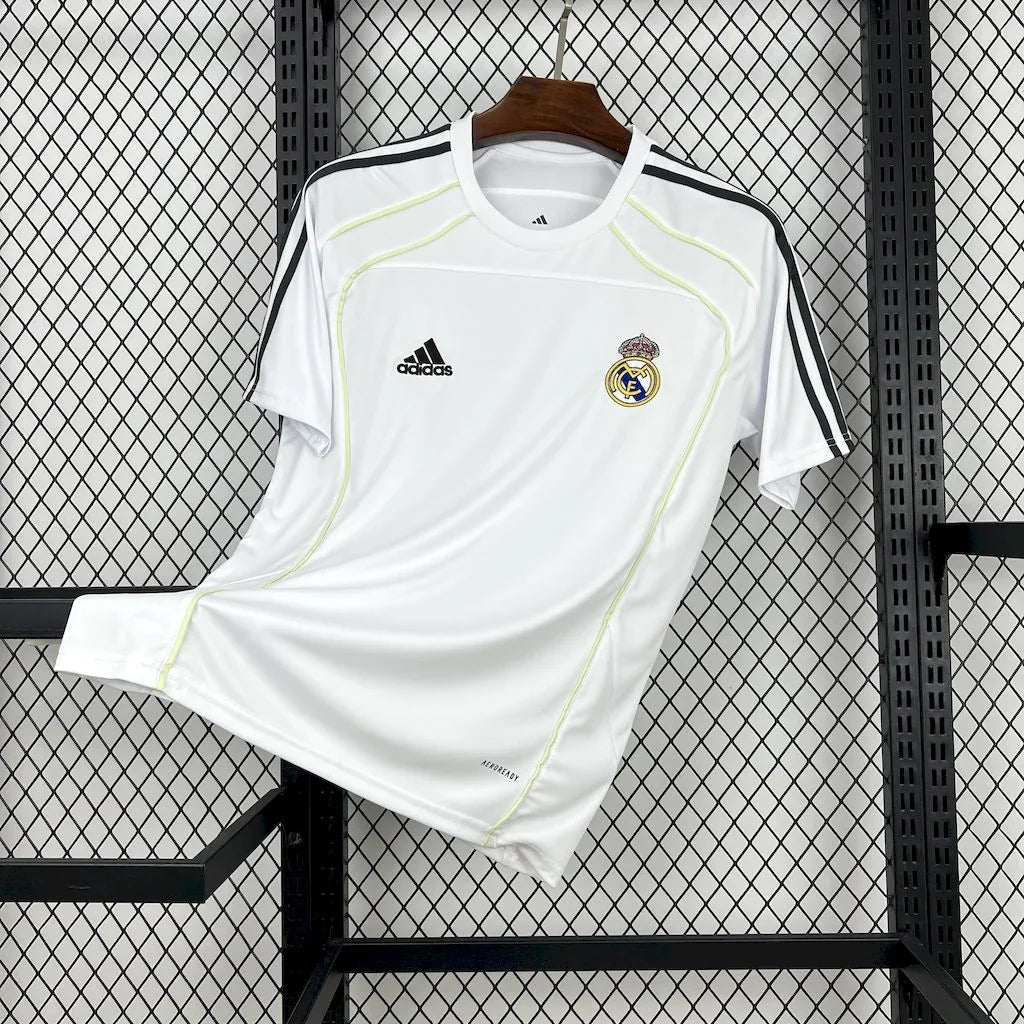Maillot Real Madrid 2025-26 Le 12 -ème Maillot, maillot de football blanc avec logo du club et détails bleus.