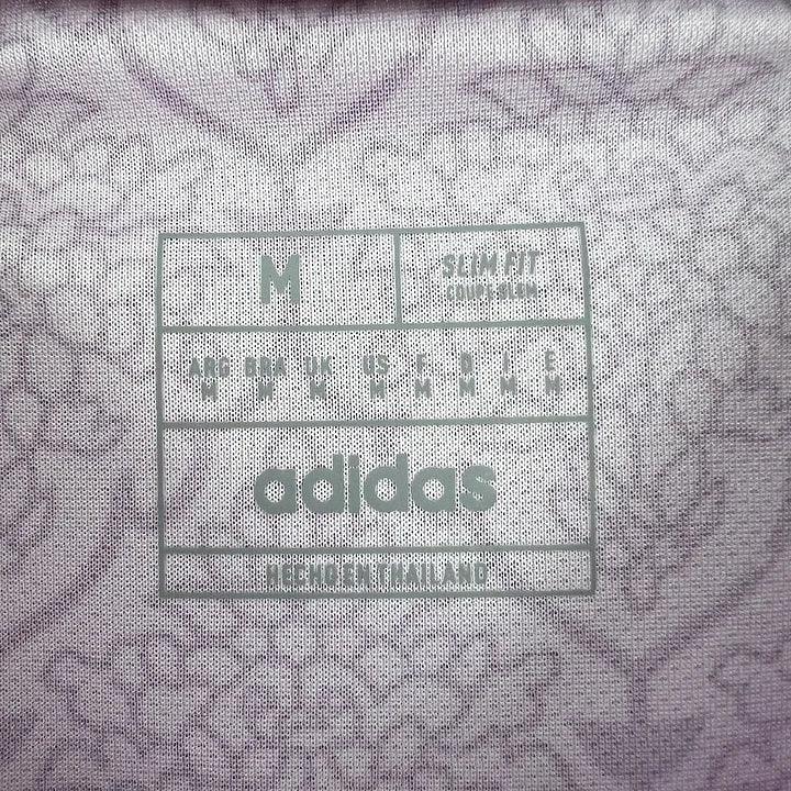 Maillot de football Real Madrid rose 2024 2025, Le 12-ème Maillot, vue frontale avec logo et design rose.