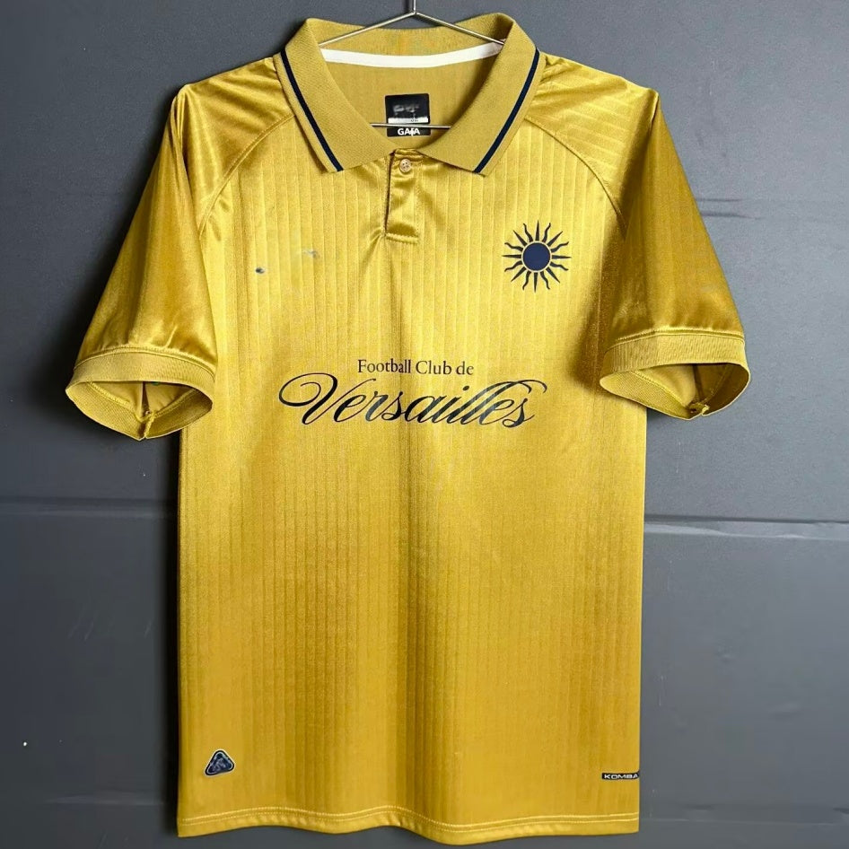 Maillot Versailles 25/26 Le 12 -ème Maillot, maillot de sport avec logo et motifs, vue frontale sur fond blanc.