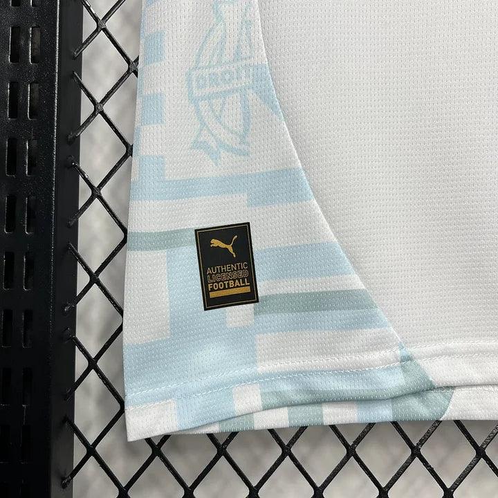 Maillot de football Olympique de Marseille saison 2024-25, marque Le 12 -ème Maillot, vue front avec logo et détails colorés