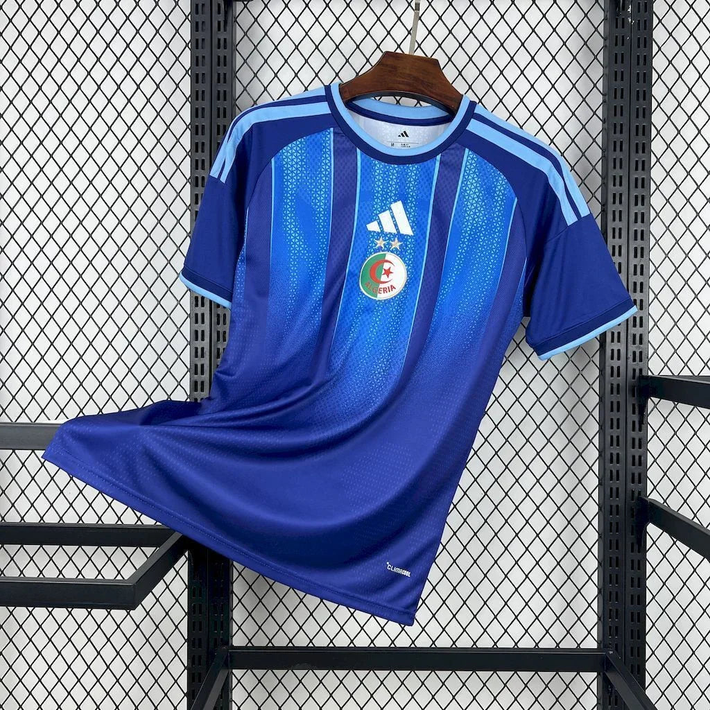 Maillot Algérie concept 2026 de la marque Le 12, avec design moderne et couleurs vert, blanc et rouge.