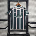 Maillot extérieur Manchester United saison 2023-2024 Le 12-ème Maillot, maillot de football rouge avec logo et détails de l'équipe.
