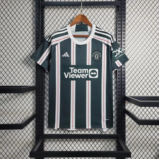 Maillot extérieur Manchester United saison 2023-2024 Le 12-ème Maillot, maillot de football rouge avec logo et détails de l'équipe.