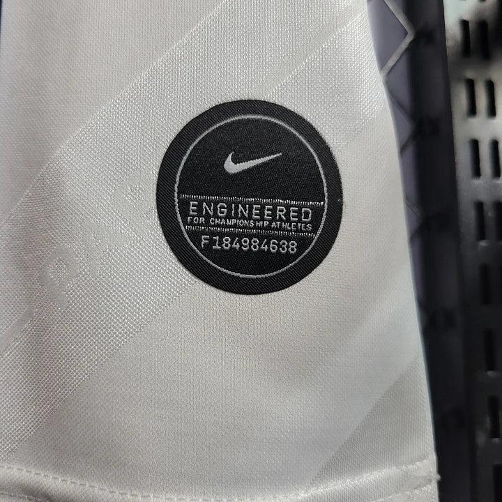 Maillot Paris Retro 2019 2020 de Le 12 -ème, maillot de football avec logo et design vintage visible sur l'image.