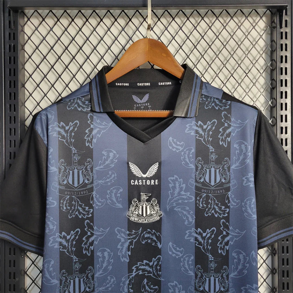 Maillot Newcastle concept 2022-23 de Le 12 -ème Maillot, maillot de football avec logo de l'équipe et design moderne.