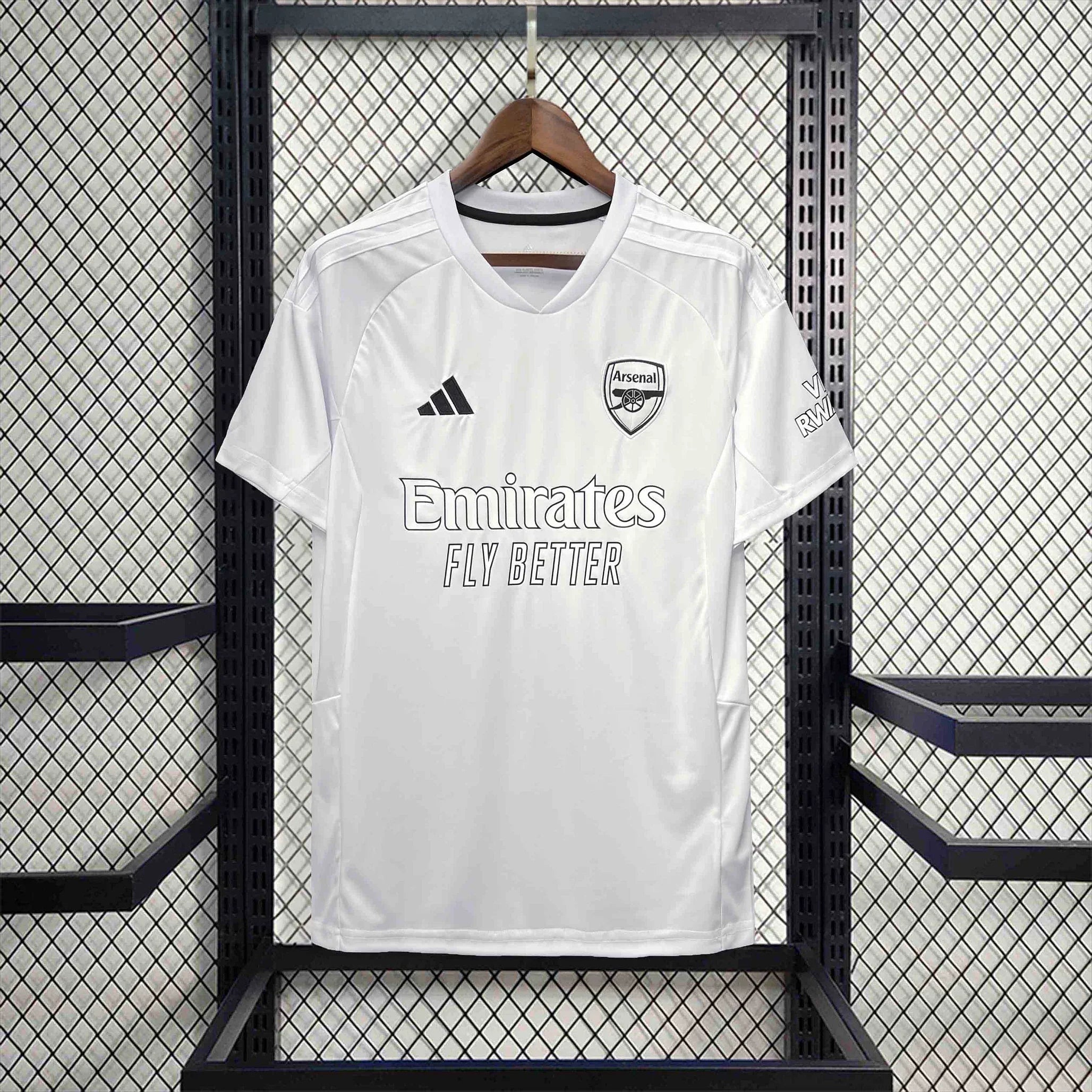 Maillot Arsenal 2023-2024 édition spéciale de la marque Le 12 -ème Maillot, vue de face avec logo et détails du design.
