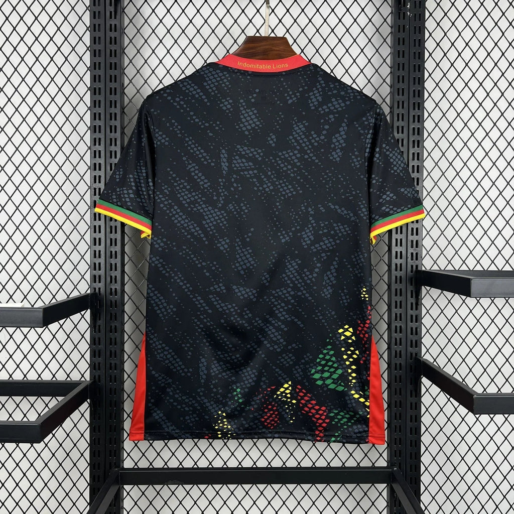 Maillot du Cameroun Coupe du Monde 2026, Le 12 -ème Maillot, en tissu avec logo et design officiel, porté par un supporter.