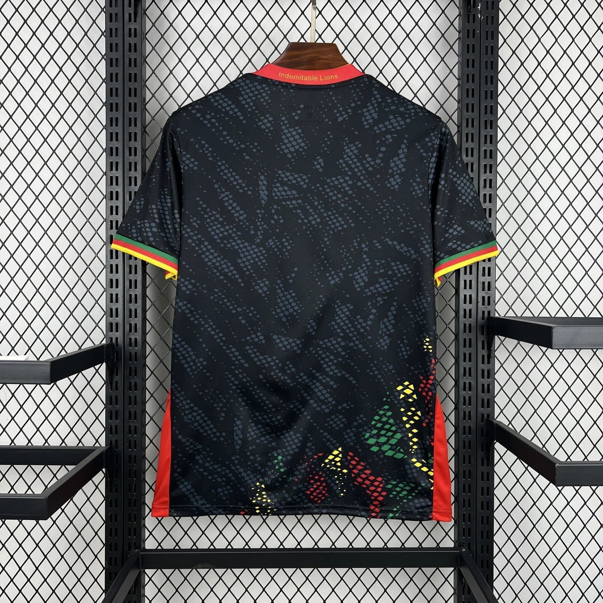 Maillot du Cameroun Coupe du Monde 2026, Le 12 -ème Maillot, en tissu avec logo et design officiel, porté par un supporter.