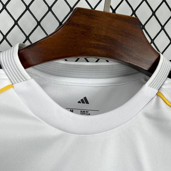 Maillot domicile du Real Madrid 2025-2026, marque Le 12 -ème Maillot, jersey blanc avec logo du club et détails en bleu.