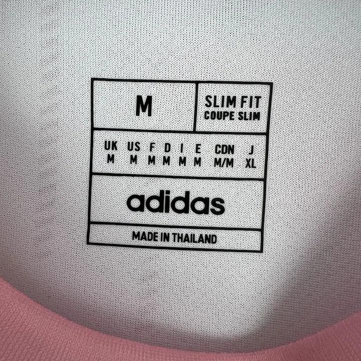 Maillot concept Real Madrid 2025 de Le 12 -ème Maillot, maillot de football blanc avec logo et design moderne visible en détail.