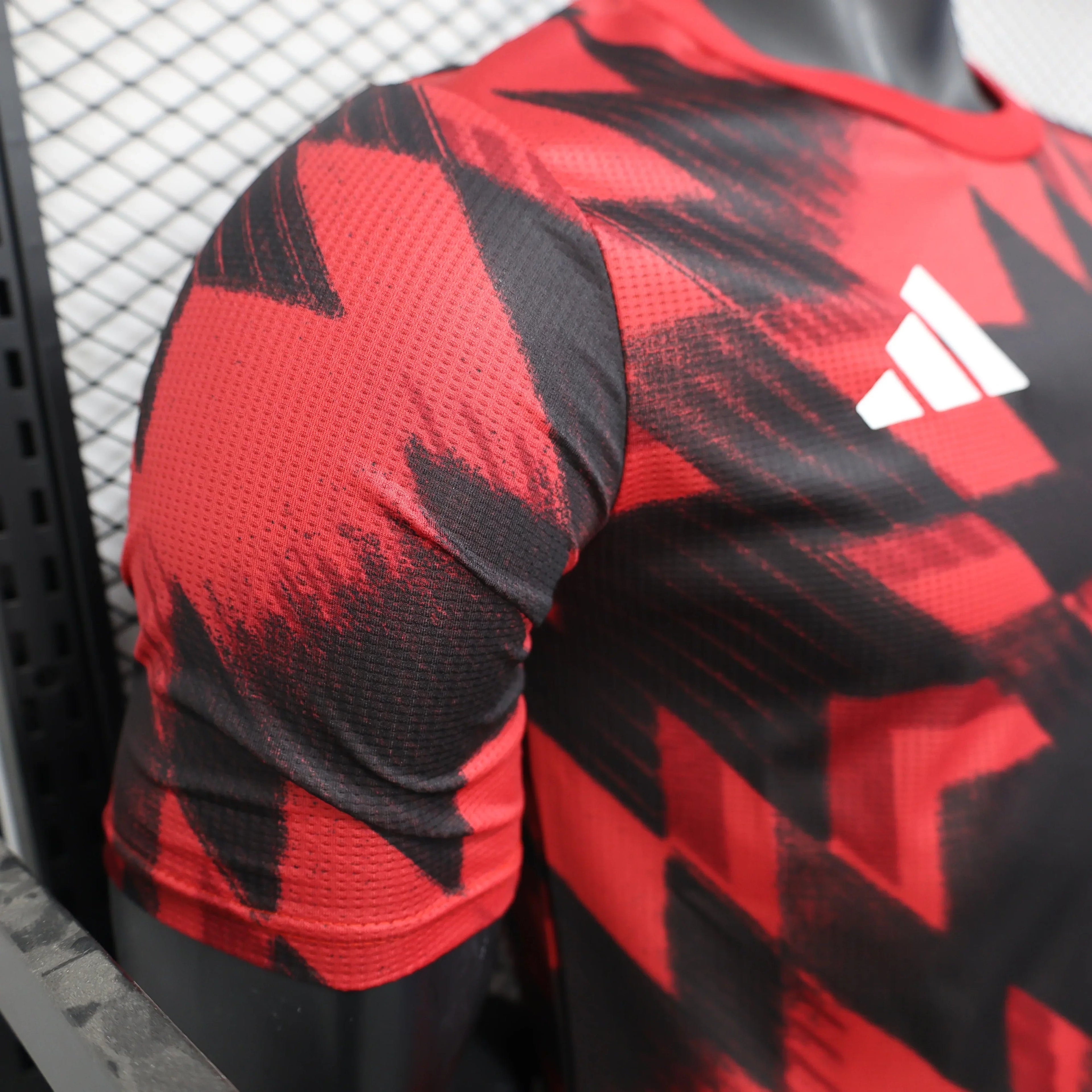Maillot d'entraînement Manchester United 2025-26, marque Le 12-ème Maillot, vue de face avec logo et design sportif.