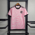 Maillot Flamengo 24/25 rose de la saison, fabriqué par Le 12 -ème Maillot, vue de face avec logo et détails colorés.