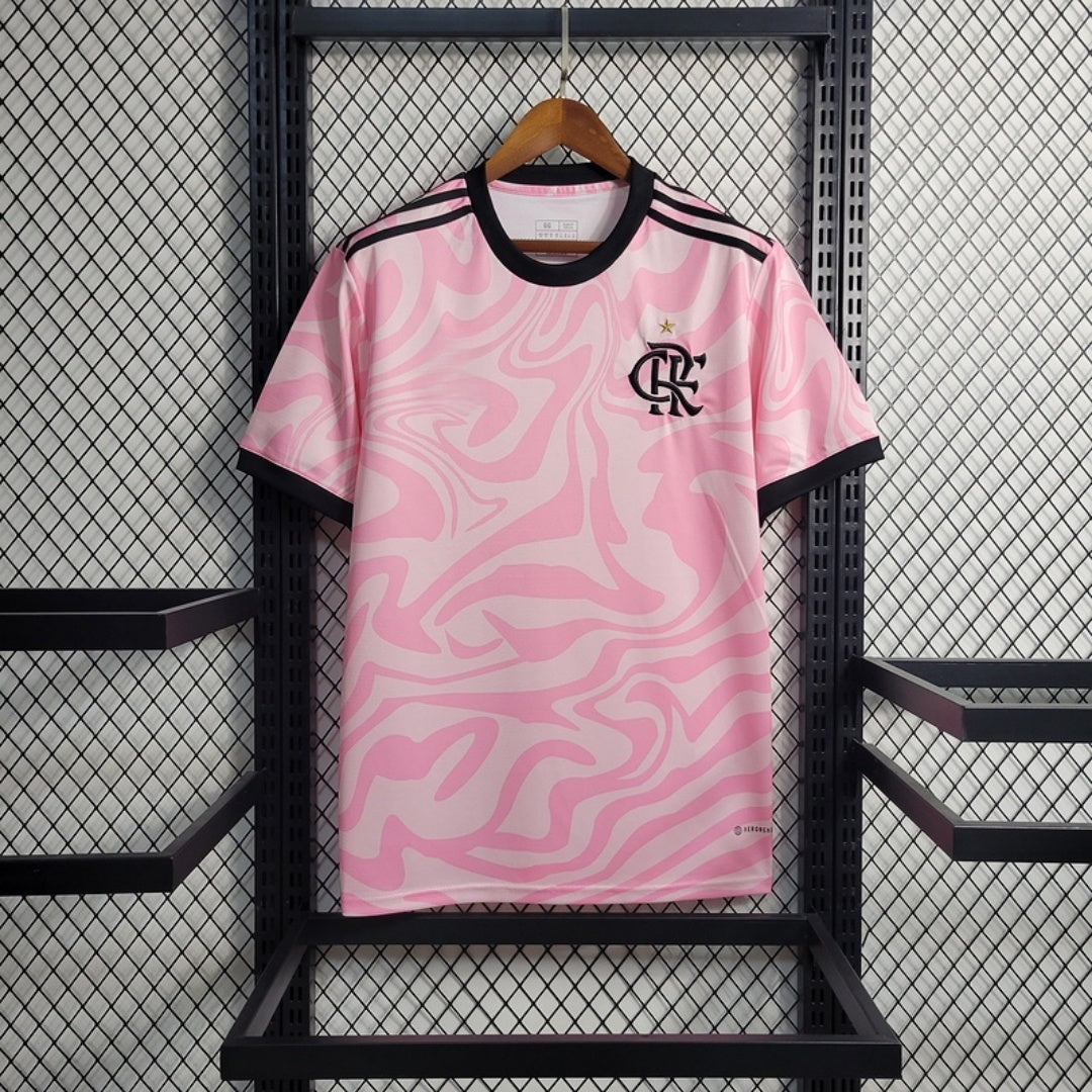 Maillot Flamengo 24/25 rose de la saison, fabriqué par Le 12 -ème Maillot, vue de face avec logo et détails colorés.