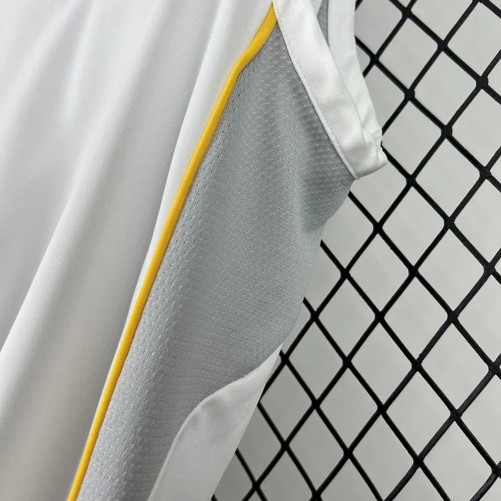 Maillot sans manches Real Madrid 2025-26 Le 12 -ème Maillot, maillot de football blanc avec logo et détails officiels.