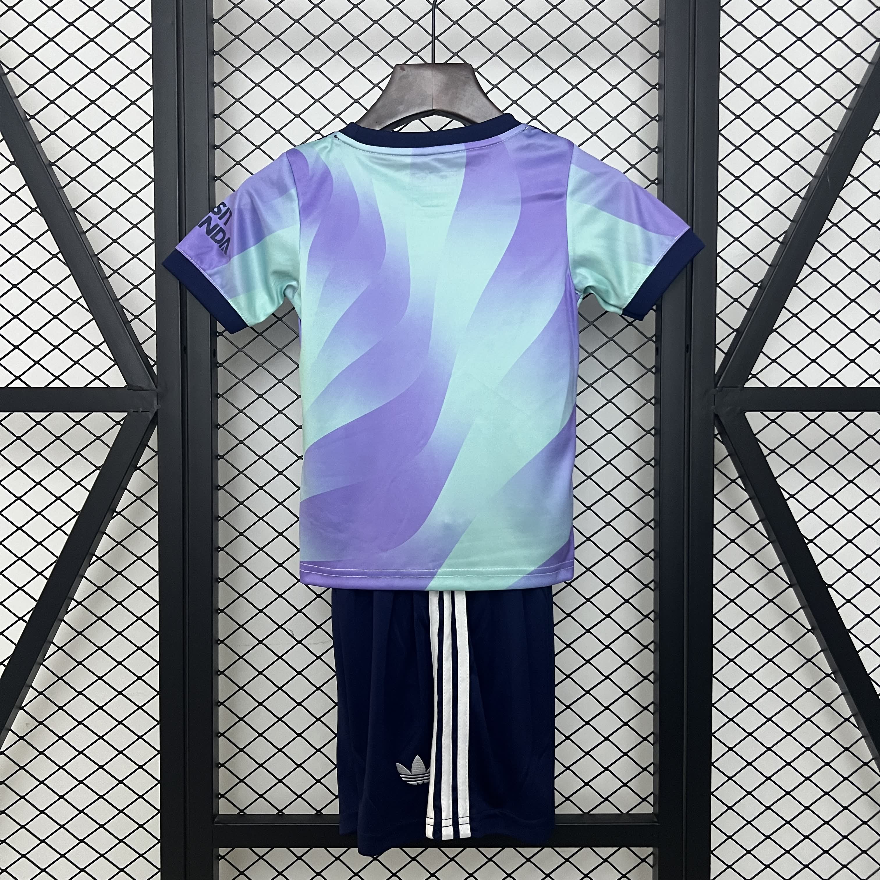 Ensemble enfant Arsenal Le 12 -ème Maillot, maillot et short assortis aux couleurs de l'équipe de football, pour jeunes supporters.