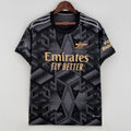 Maillot de football Arsenal 22/23 troisième maillot Le 12-ème Maillot, dos et logo visible, tissu sportif rouge avec motifs.