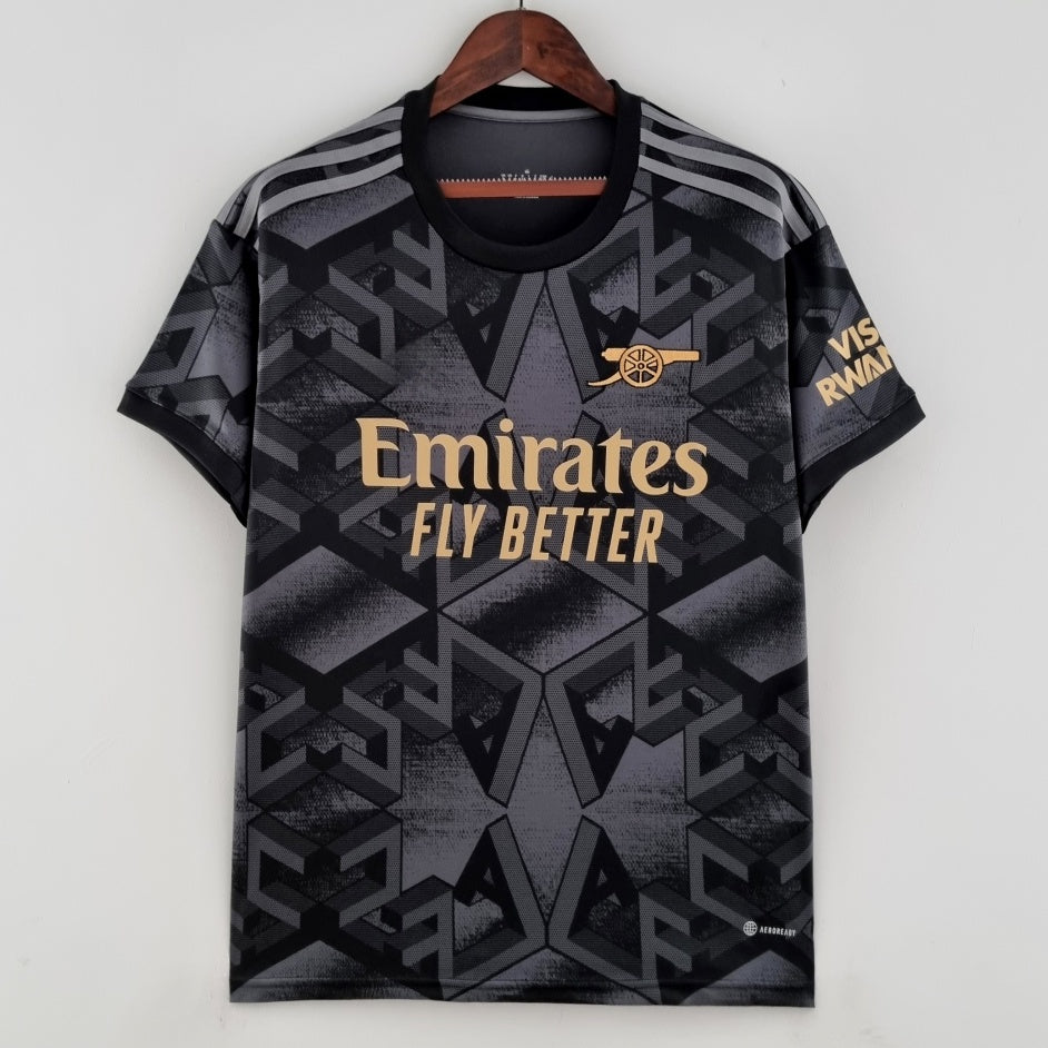 Maillot de football Arsenal 22/23 troisième maillot Le 12-ème Maillot, dos et logo visible, tissu sportif rouge avec motifs.