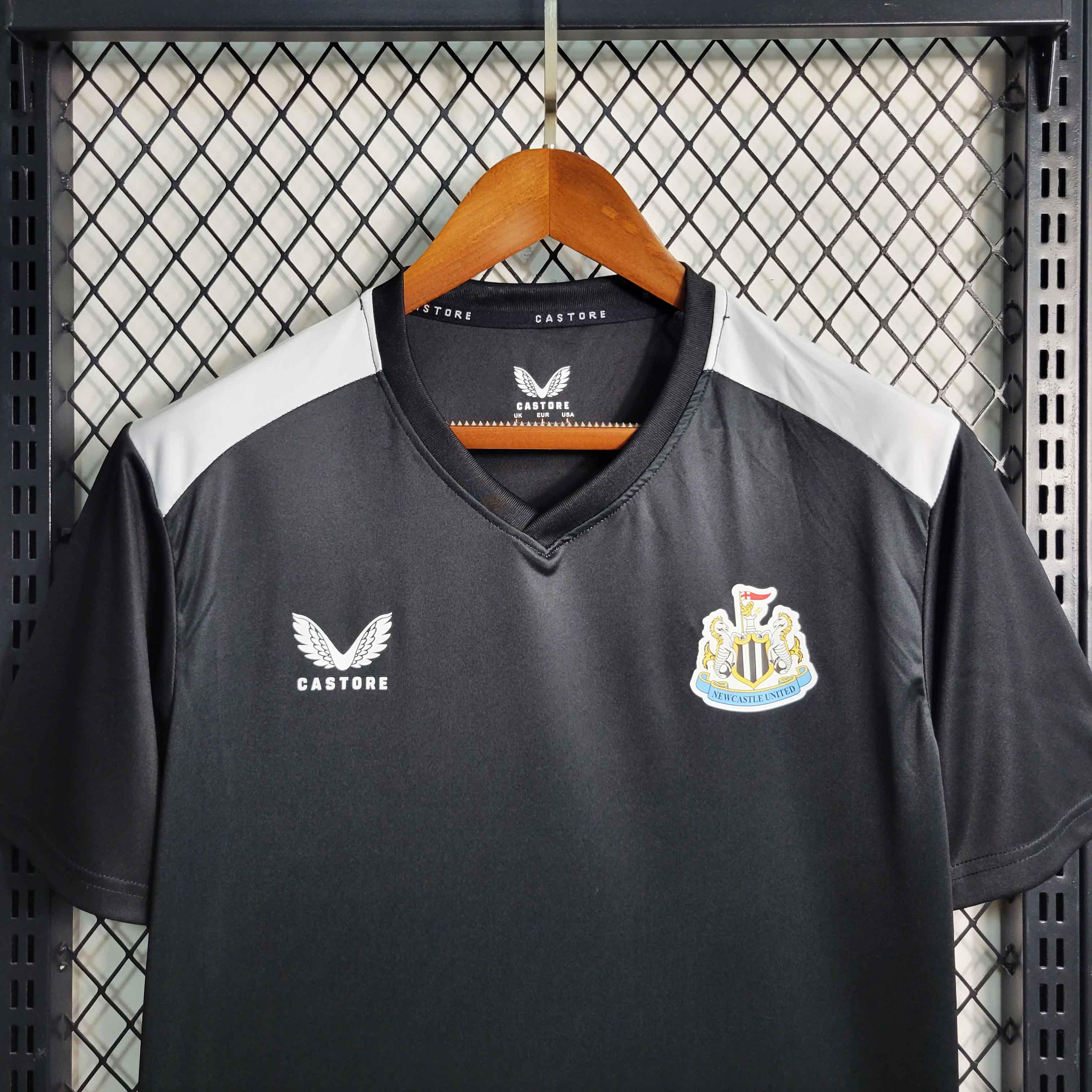 Maillot d'entraînement Newcastle 2023-24 Le 12 -ème Maillot, jersey sportif bleu avec logo du club visible.