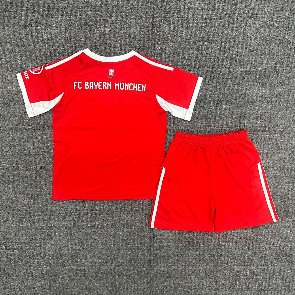 Ensemble enfant Bayern Munich domicile, maillot et shorts, marque Le 12-ème Maillot, pour jeune supporter.