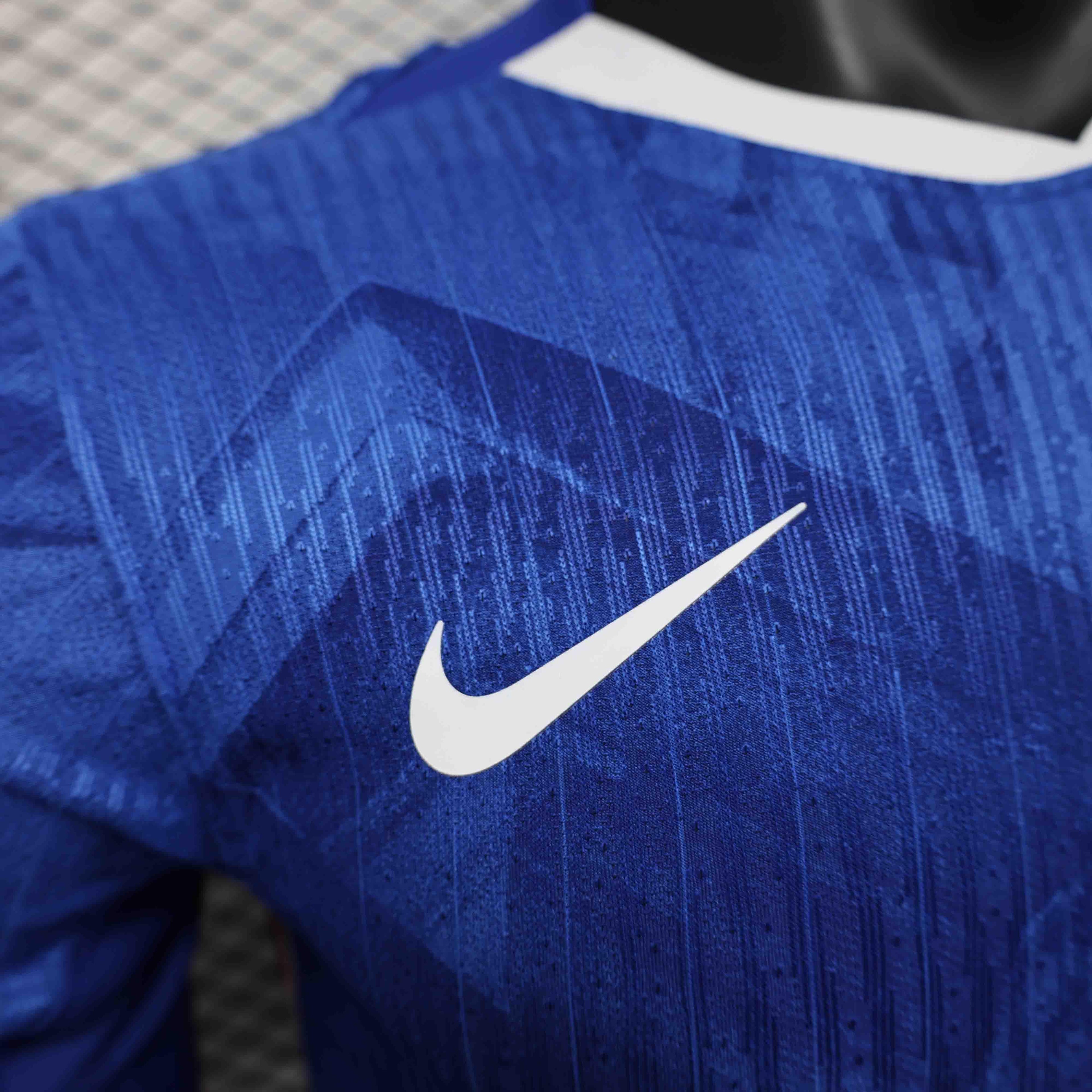 Maillot de football Chelsea 25-26 ans, marque Le 12 -ème Maillot, avec logo et détails du club sur le devant.