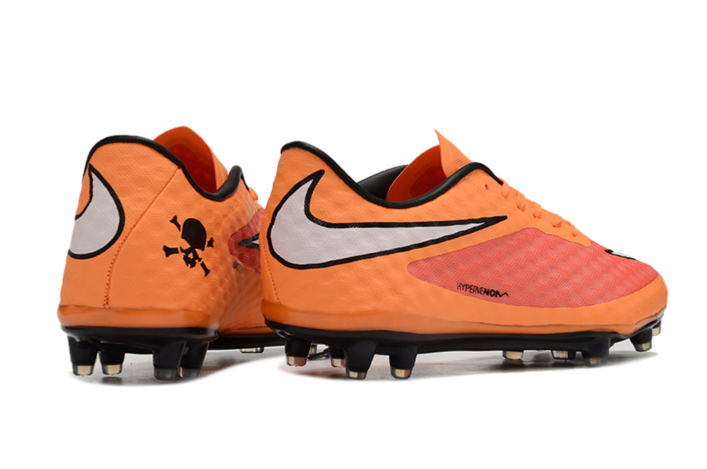 Crampons Hypervenom Élite de Le 12 -ème Maillot, chaussures de football avec semelles métalliques pour traction renforcée.